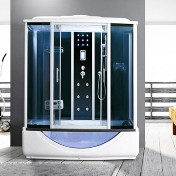 Einfacher Duschraum mit eingebauter elektrischer Dusche
