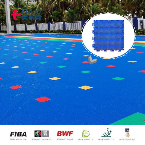 Lapangan pickleball dalam dan outdoor residensial