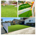 Искусственная трава, синтетический газон для садового ландшафтного дизайна.