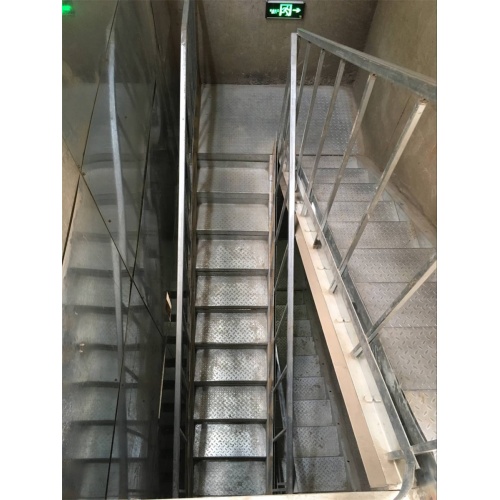 コンクリートの壮大な階段エレベーターシャフト