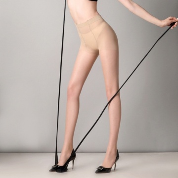 女性のヌード目に見えないパンスト