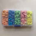 Lindas contas plásticas com multicoloridas para crianças
