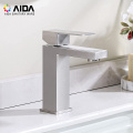 Grifos de baño negro Cascada Taps Square de latón