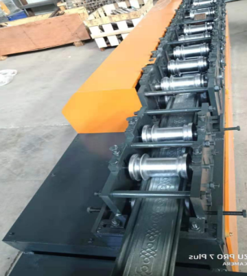 Shutter door roll forming machine