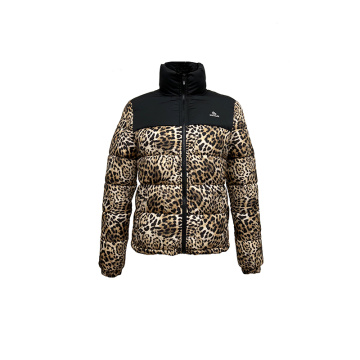 Giacca leopardata alla moda da donna