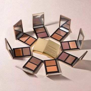 Palet serbuk yang ditekan khas dengan bronzer untuk kontur muka