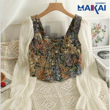 Camisa floral suave con cuello cuadrado y silueta femenina