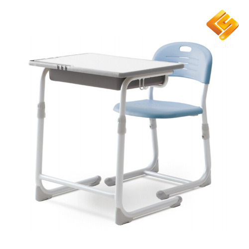 Öğretici sınıflarındaki çocuklar için masalar ve sandalyeler