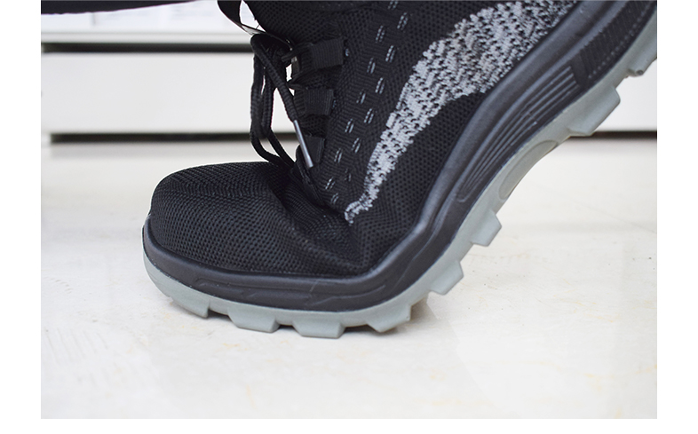 Anti-smashing and anti-stabbing labor safety shoes