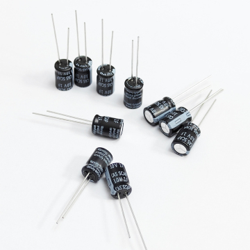 High Quality 2.7V 5F HV1020-2R7505-R Ultracapacitor Supercapacitor 10.5x22.3cm
