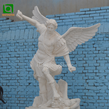 Statua dell'arcangelo esterno in marmo bianco.