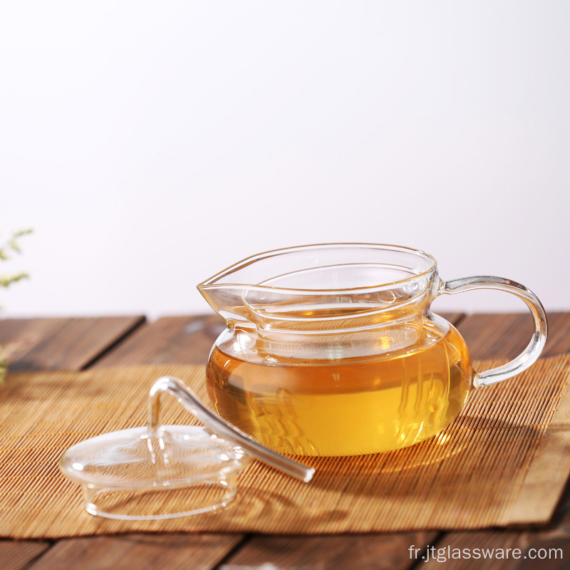 Théière à fines herbes en verre isolée la plus vendue