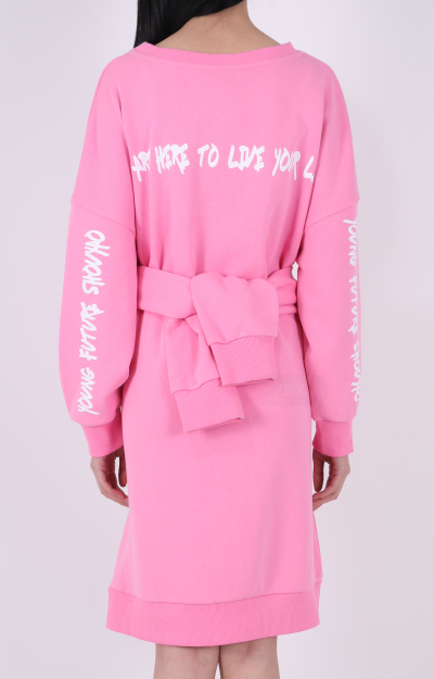 Sleeve-immitation belt on waist. Logo print on back yoke and sleeve.