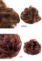 Chignon di capelli ricci e disordinati con fasce elastiche a cerchio chignon