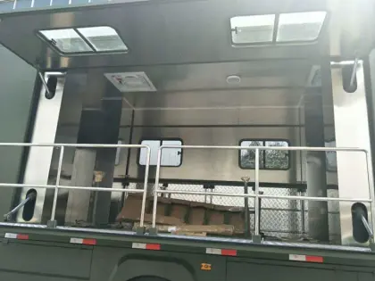 4x4 Dongfeng 7.2 meter container food truck trailer for sale