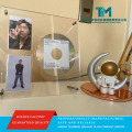 Sala de estar com expositor de CD acrílico