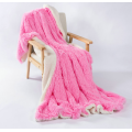 Sofá sólido em casa lendo cobertor macio de pelúcia