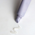 Tubo de brillo de labios con apretón vacío