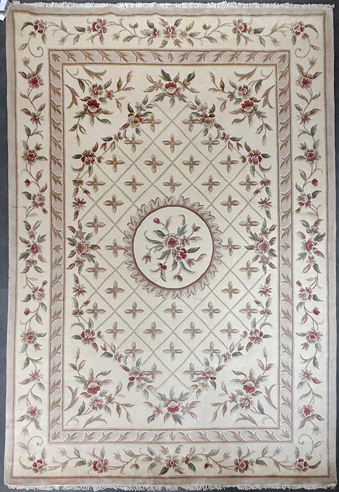 Цветочный симметричный изысканный ковер