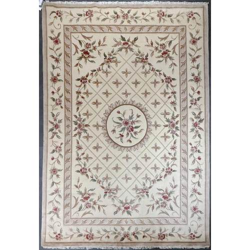 Цветочный симметричный изысканный ковер