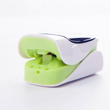 Finger pulse oximeter with rotatable display