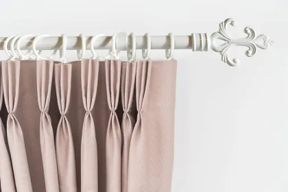 Hardware curtain rod with accessories