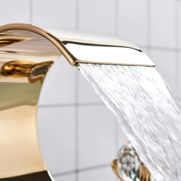 Robinet d'eau moderne en or de luxe pour bassin de salle de bain avec mélangeur d'eau chaude et froide