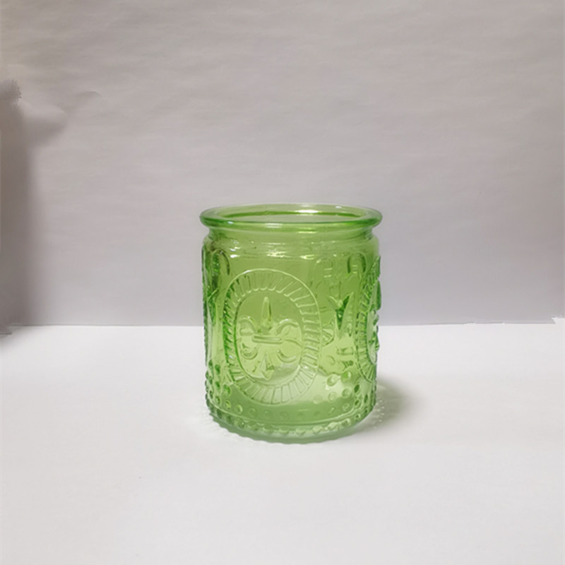 Маляўнічыя рэльефныя шкляныя свечкі ўпрыгожваюць падарункі