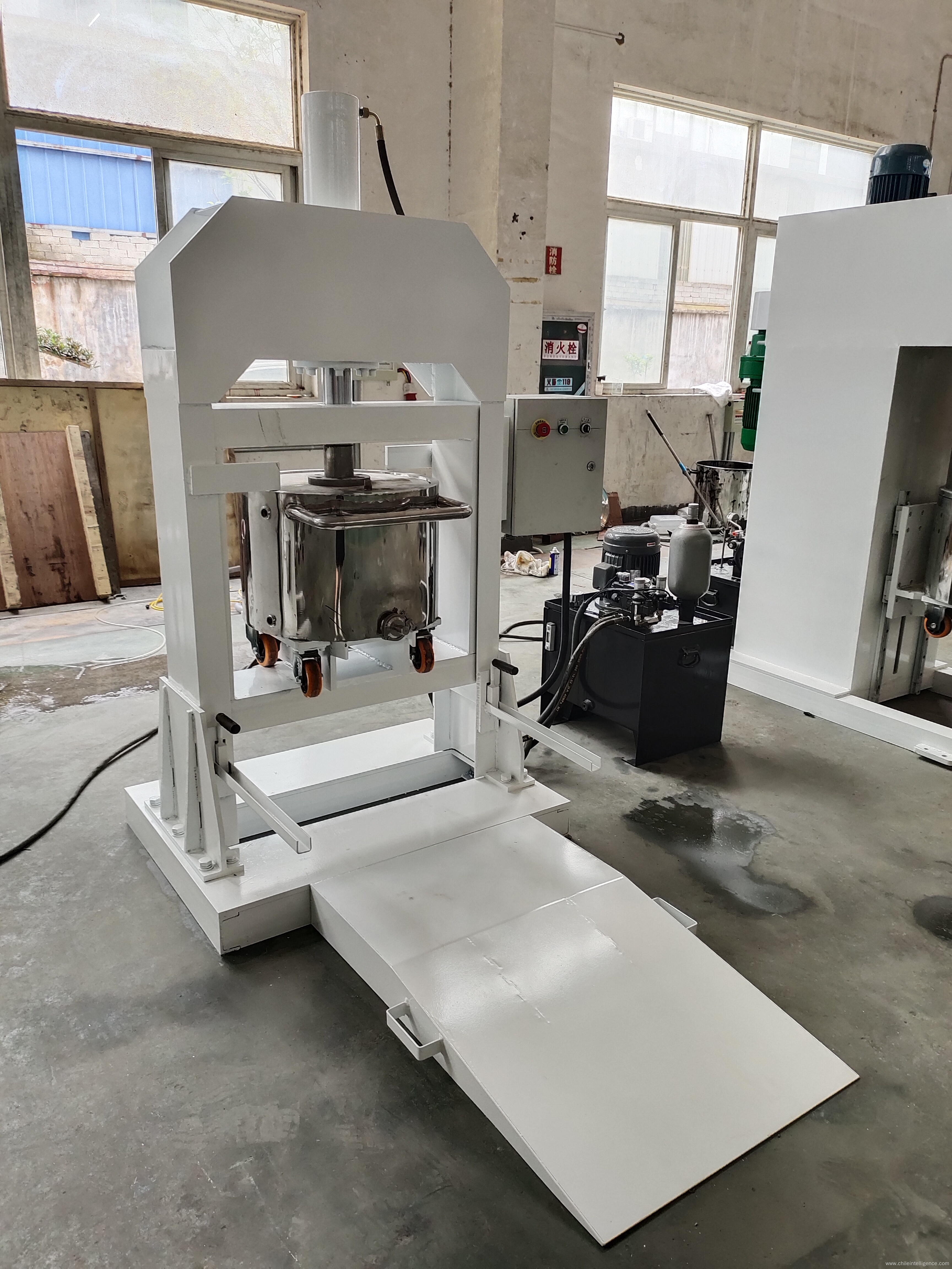 Pressure feeder for material with high viscosity