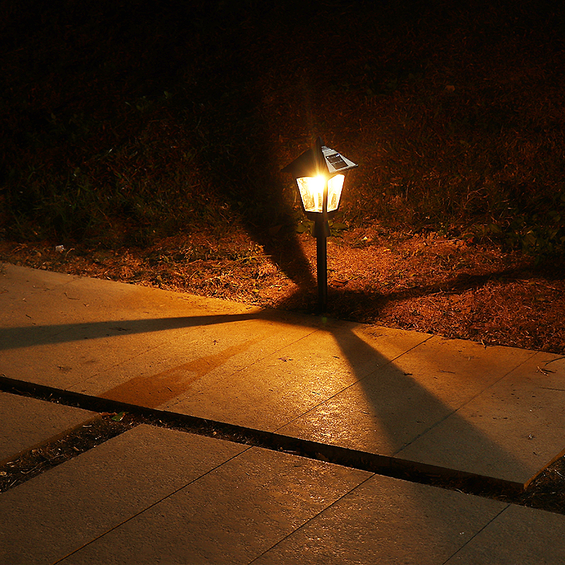 Ground plug solar garden light