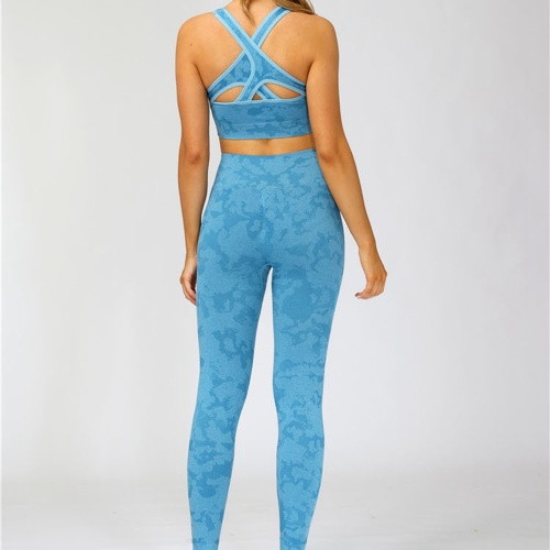 conjunto de top y leggings de gimnasio