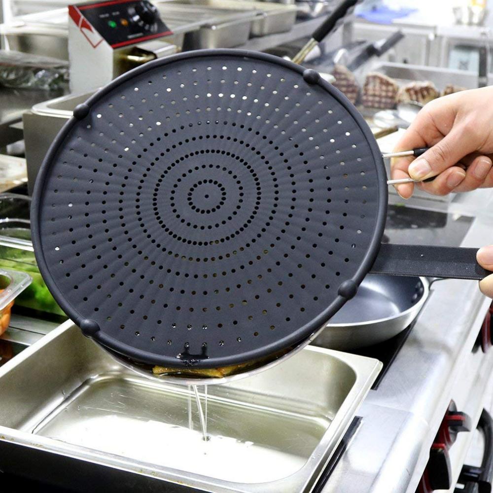 Pantalla de salpicaduras de silicona para cocinar en una sartén de aceite caliente