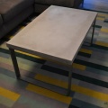 Grau rechteckiger minimalistischer Betonmetalltisch