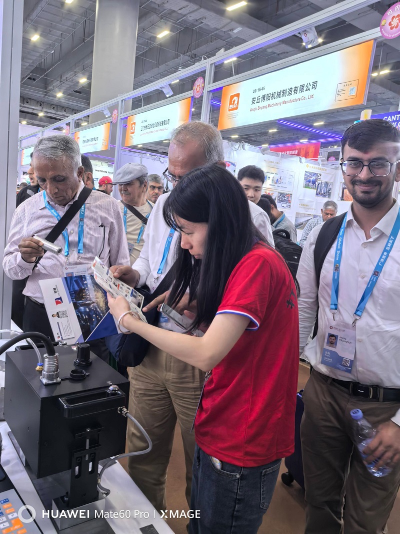 On the first day of the Canton Fair, the initial intelligent new energy battery laser welding machine and electric marking machine became the focus!
