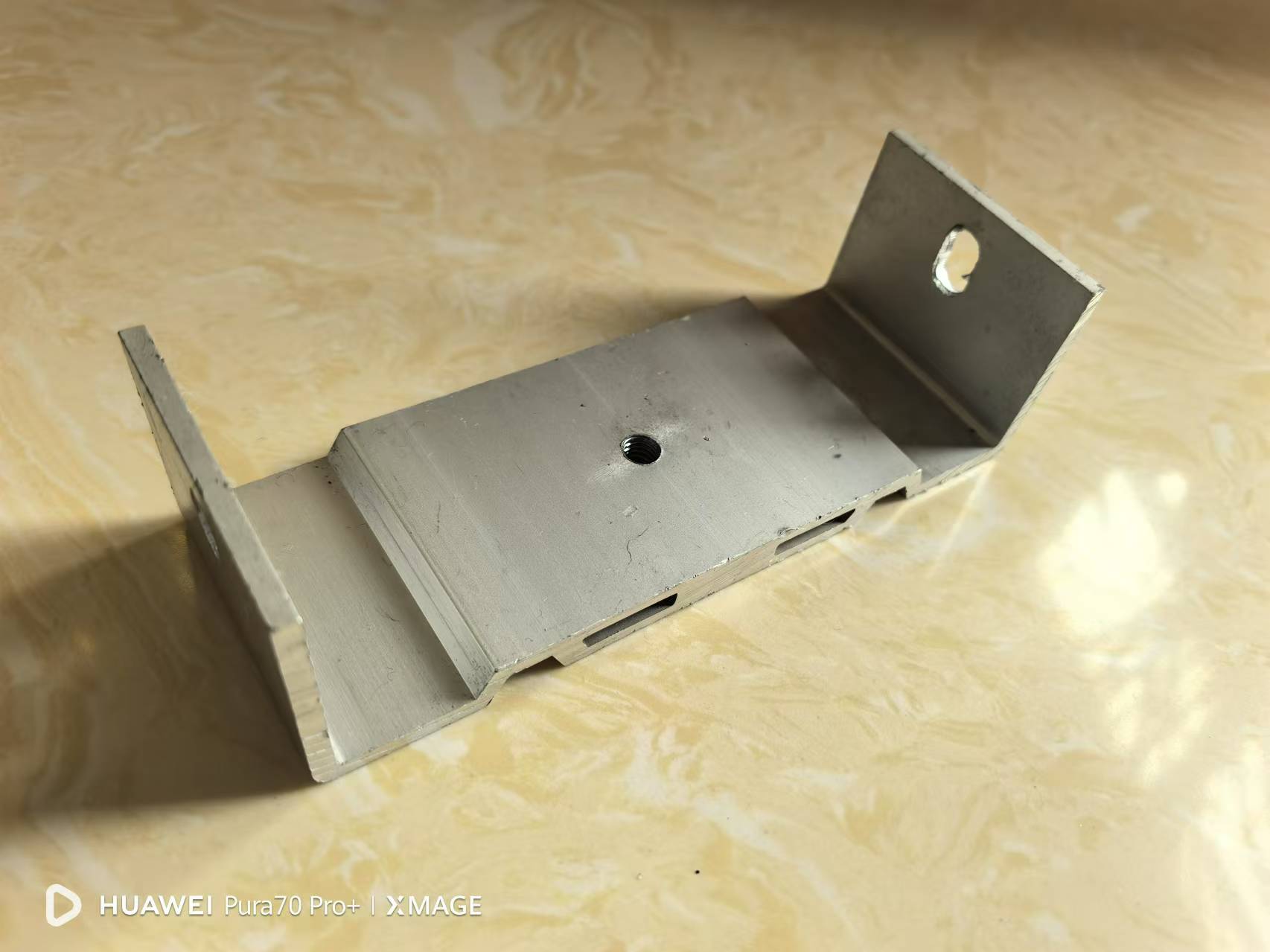 Anodized aluminum alloy support in BIPV