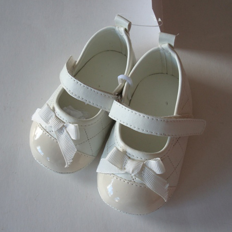 Sepatu kulit putih lembut bayi tunggal dengan ikatan simpul