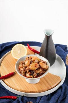 おいしい味付けされたスパイシーな赤ちゃんのイカ