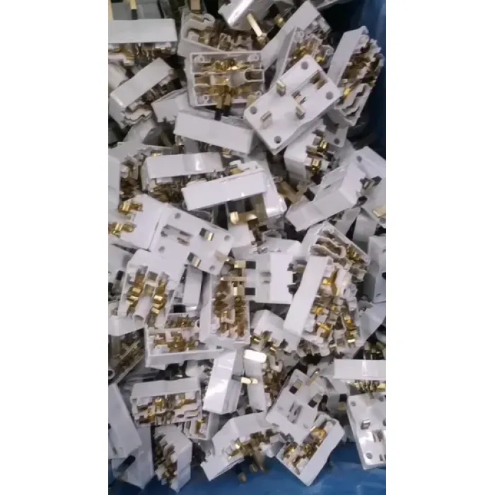 Adaptor Perjalanan AC Gaya Inggris dengan Earth P7037