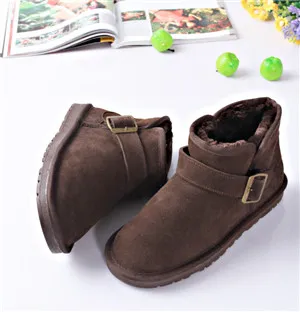 The lateral warm female boots with decorative buttons
