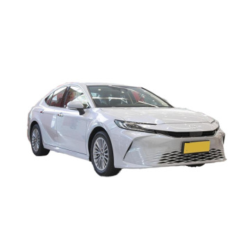 新しいトヨタハイブリッドカムリは、フロントラグジュアリーを使用したセダンを使用しました