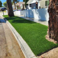 Искусственный газон из искусственной травы для ландшафтного дизайна сада.