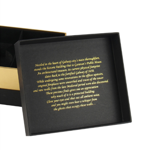 Coffret cadeau carré en feuille d&#39;or noir avec espace