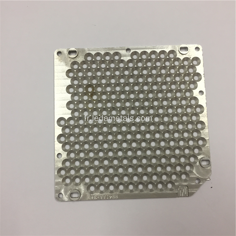 Panneaux d'usinage CNC avec des trous de poinçonnage circulaires