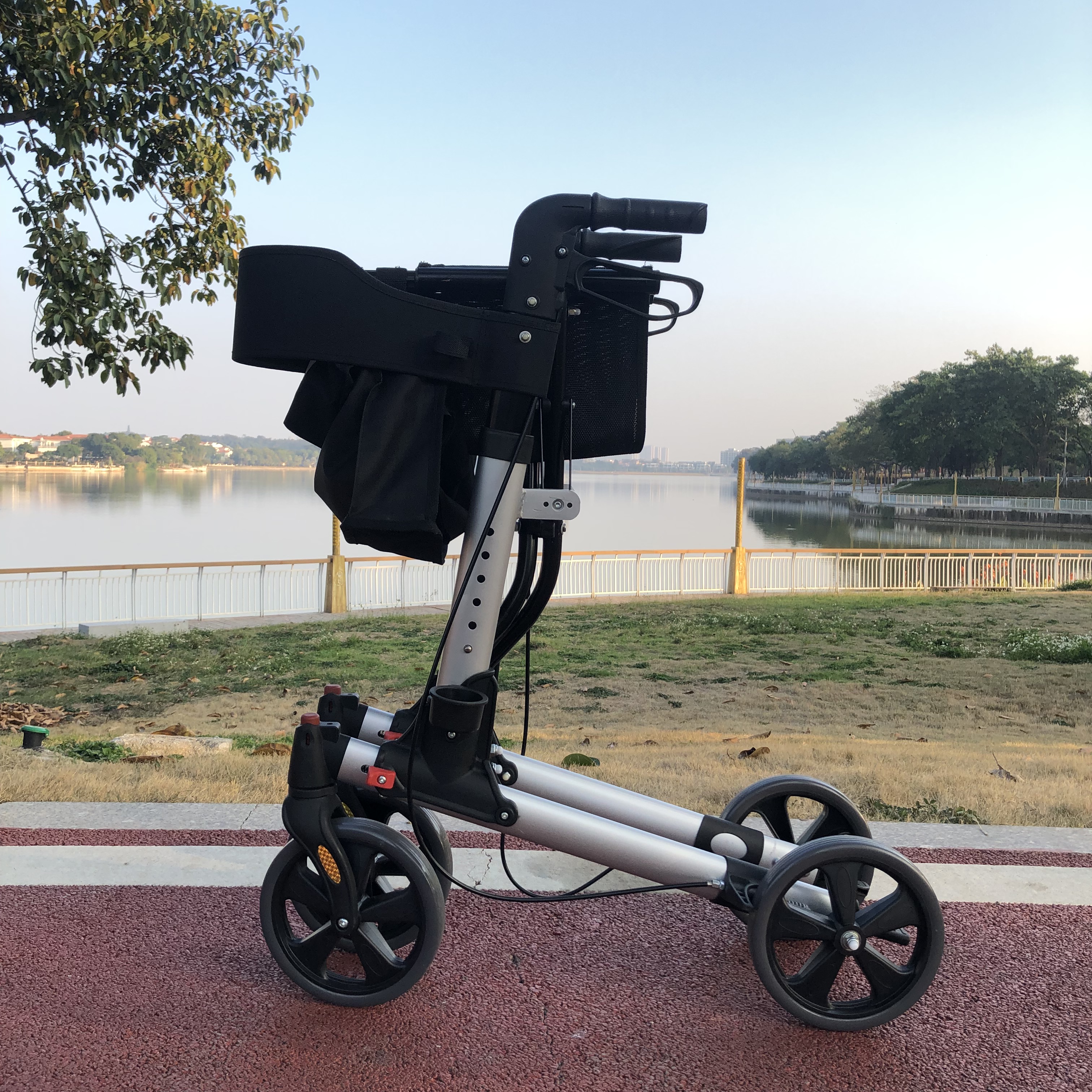 Lekkie medyczne podwójne składane przenośne Ćwiczenie aluminiowe 4 koła Walker Rollator dla dorosłych TRA03