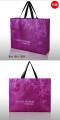 La shopping bag personalizzata per abbigliamento porta il logo