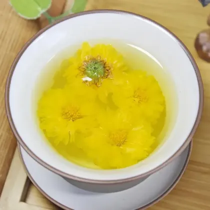 Golden Dried Chrysanthemum Flowers