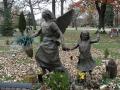 Levensgroot bronzen engel en meisje standbeeld