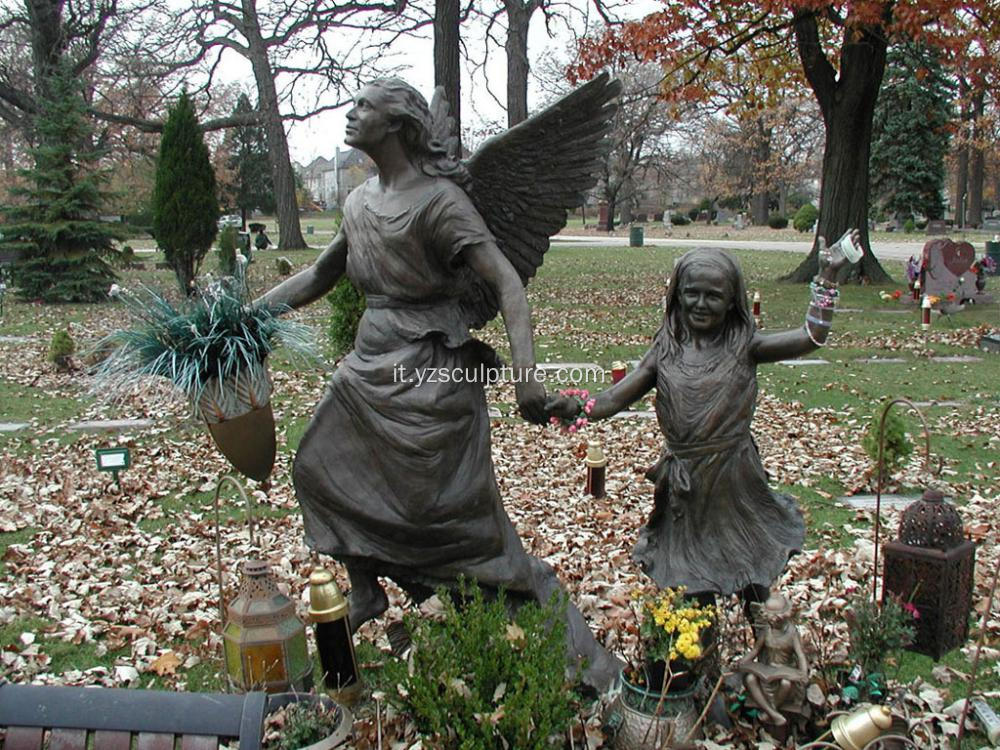 A grandezza naturale in bronzo angelo e ragazza statua