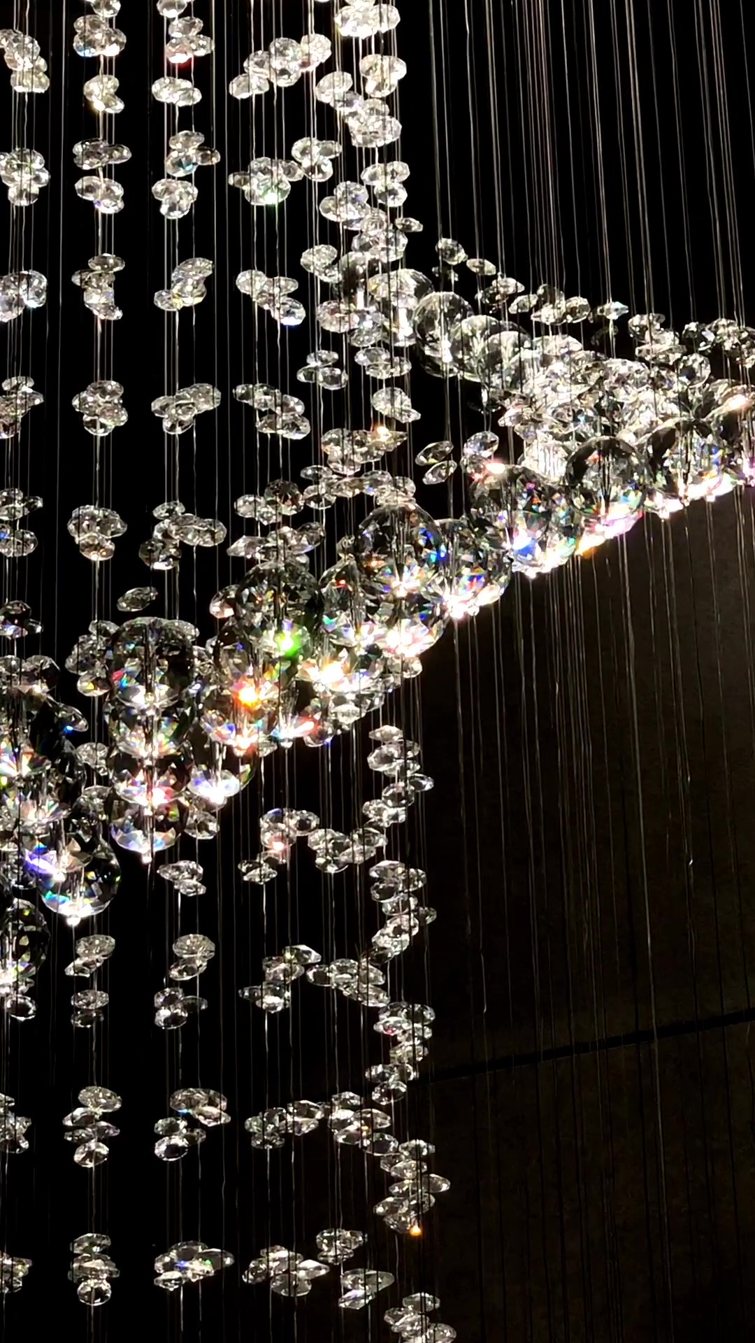 spiral crystal chandelier_Moment1