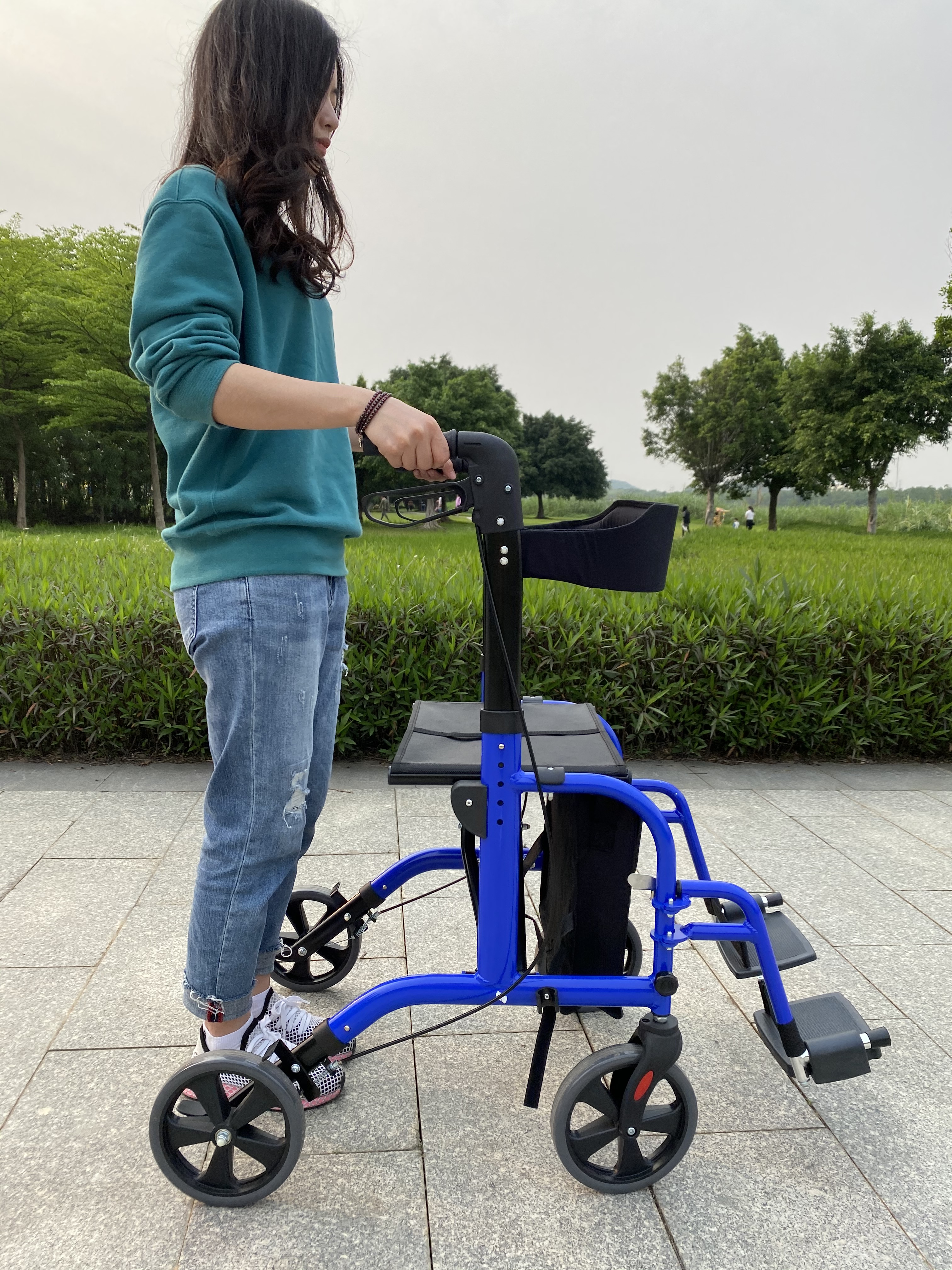 2 in 1 rollator Walker & Transport Chair 접이식 휠체어 롤링 이동성 안전 벨트 및 분리 가능한 발판이있는 보행 도구